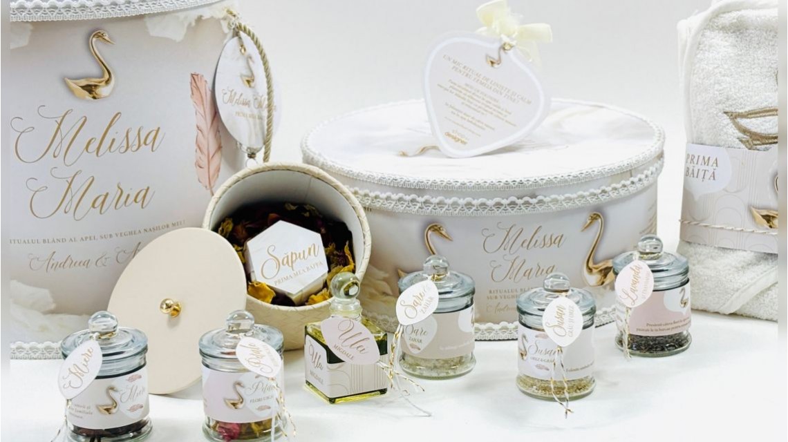 SET PRIMA BĂIȚĂ DUPĂ BOTEZ Ritualul blând al apei vegheat de nași Swan Feather 40